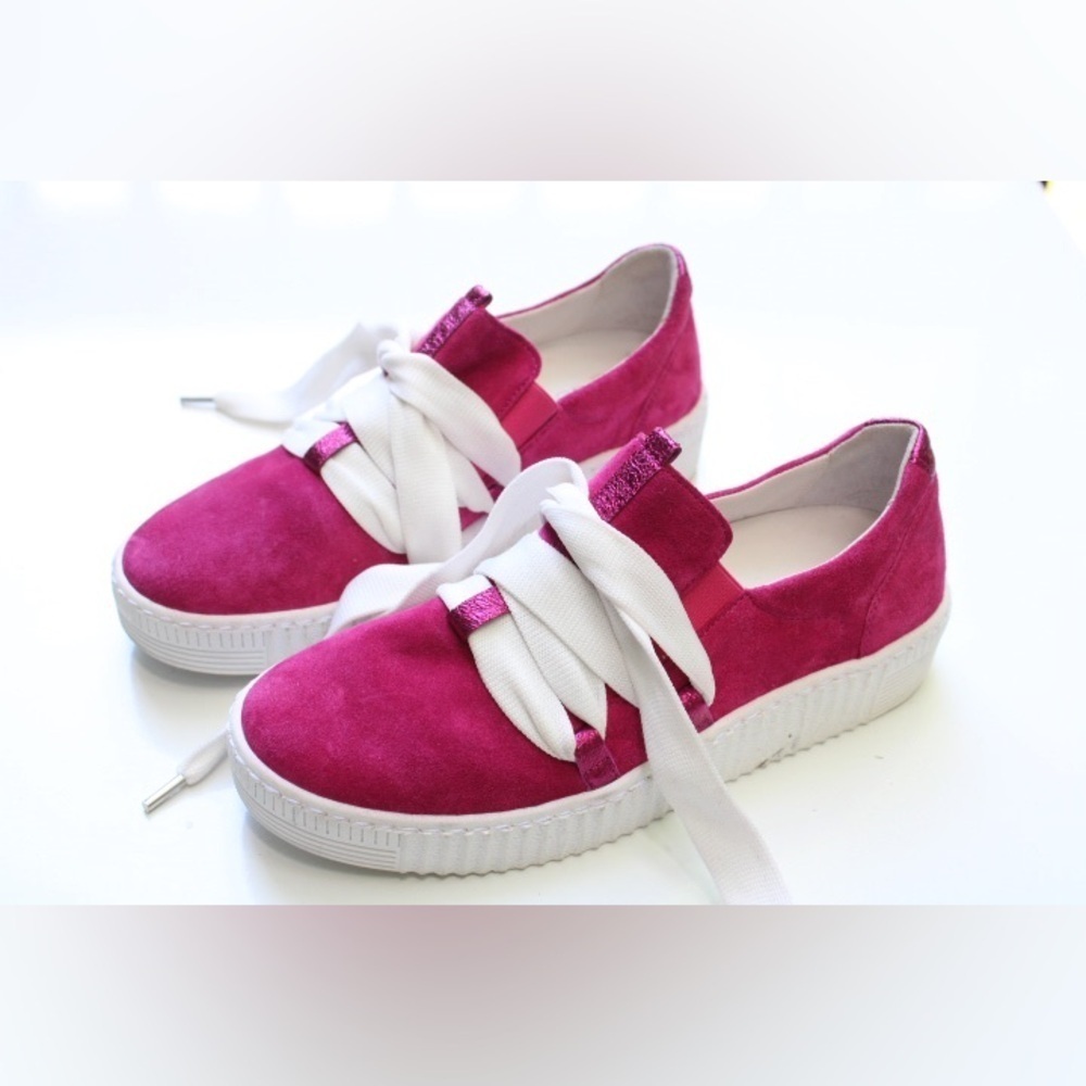 NWOT Gabor bow tie sneakers